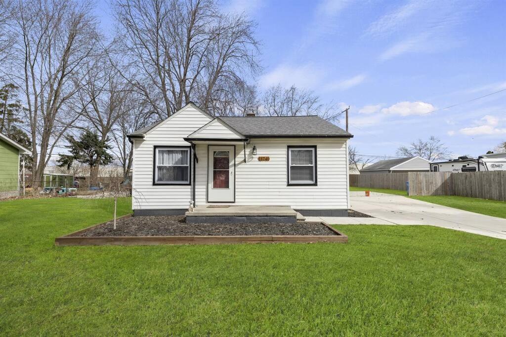 Great Location! Cozy Home With Huge Backyard Warren Exterior photo